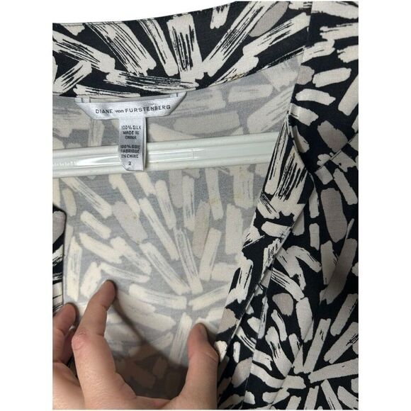 Diane Von Fursteberg Black Cream All OVer Print Silk Wrap Mini Dress Size 2 - Picture 9 of 14
